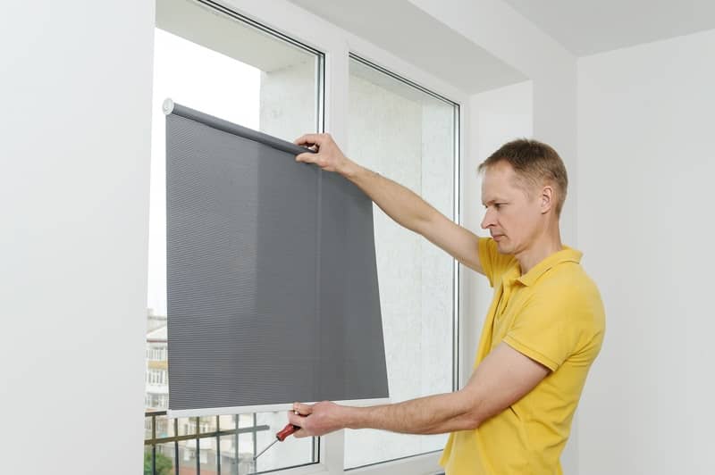 Eliminar las manchas de las cortinas rollers screen sin dañar la textura