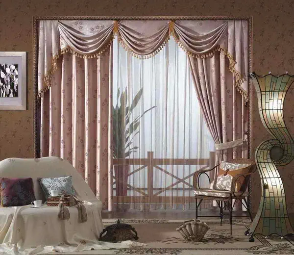El lavado de las cortinas con diferentes cenefas